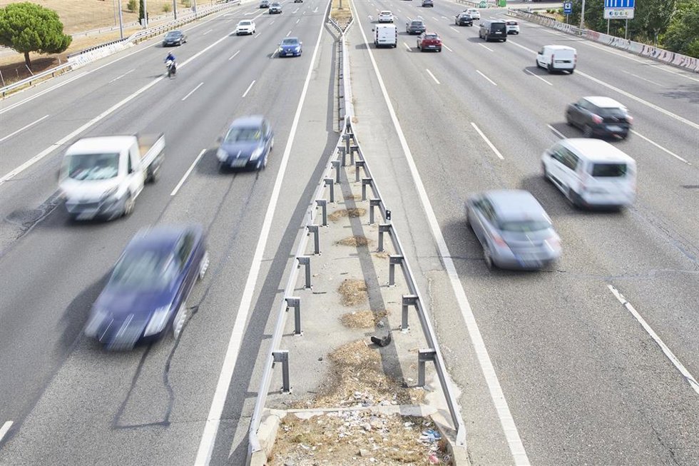 Archivo - Varios vehículos en la autovía A-3, a 30 de agosto de 2024, en Madrid (España). La Dirección General de Tráfico (DGT) prevé 4.760.000 movimientos de largo recorrido con motivo de la operación retorno del verano que se pone en marcha desde las 