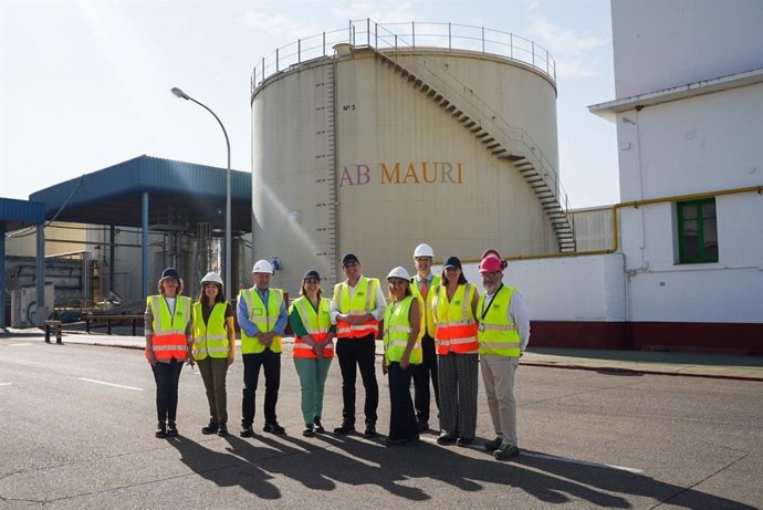 El alcalde de Córdoba, José María Bellido, visita las instalaciones de AB Mauri, en la barriada periférica cordobesa de Villarrubia.