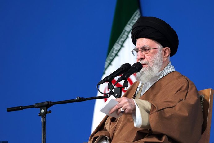 Archivo - Arquivo - 21 de março de 2025, Teerã, Irã: O líder supremo do Irã, aiatolá ALI KHAMENEI, fala à multidão e às autoridades durante seu discurso anual de Nowruz (Ano Novo Persa) em Teerã. Em 21 de março, o líder supremo do Irã declarou que as amea