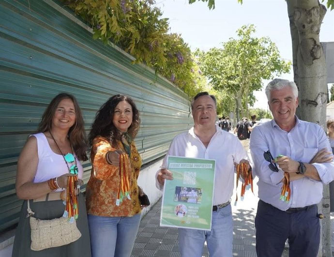 Los miembros de Vox junto al IES Laurentum