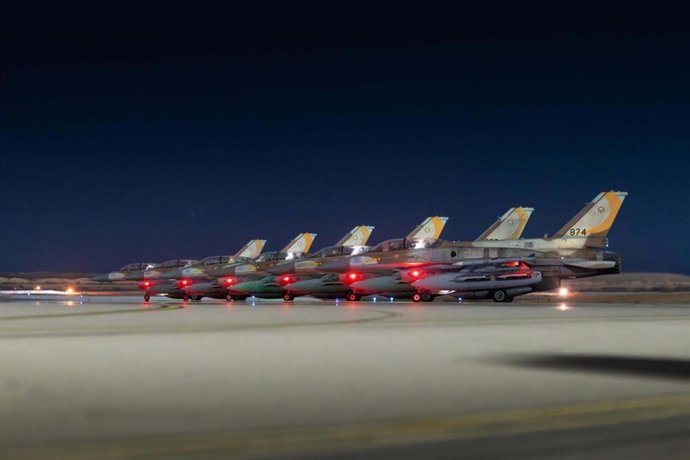 JERUSALÉM, 13 de junho de 2025 -- Esta foto divulgada pelas Forças de Defesa de Israel (IDF) em 13 de junho de 2025 mostra aeronaves militares israelenses preparando-se para operações de ataque aéreo no Irã. O ataque foi parte de uma operação mais ampla l