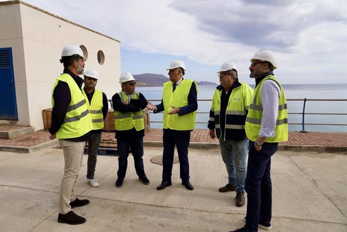 Visita del consejero de Medio Ambiente a la desaladora de la ciudad