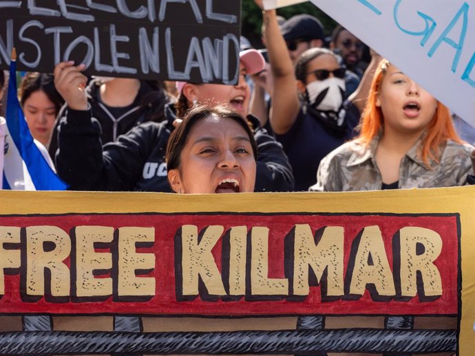 June 10, 2025, New York, New York, USA: A woman holds a sign reading ''Free Kilmar''. Hundreds of protesters gathered outside 26 Federal Plaza in New York City to denounce ICE arrests reportedly targeting individuals arriving for their immigration hearing