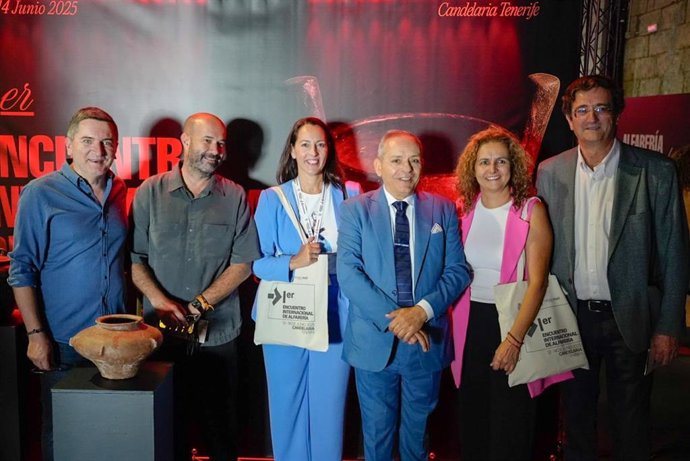 El consejero de Empleo, Educación y Juventud del Cabildo de Tenerife, Efraín Medina (c), en la inauguración del encuentro internacional de artesanía