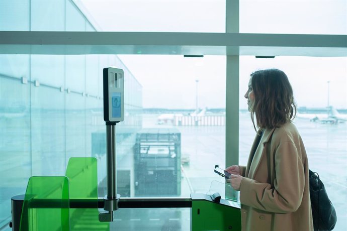 Archivo - Una mujer prueba el nuevo sistema de reconocimiento biométrico de Vueling, en el aeropuerto de El Prat, a 19 de enero de 2023, en el Prat de Llobregat, Barcelona, Catalunya (España). Vueling ya ha introducido el sistema de reconocimiento facial 