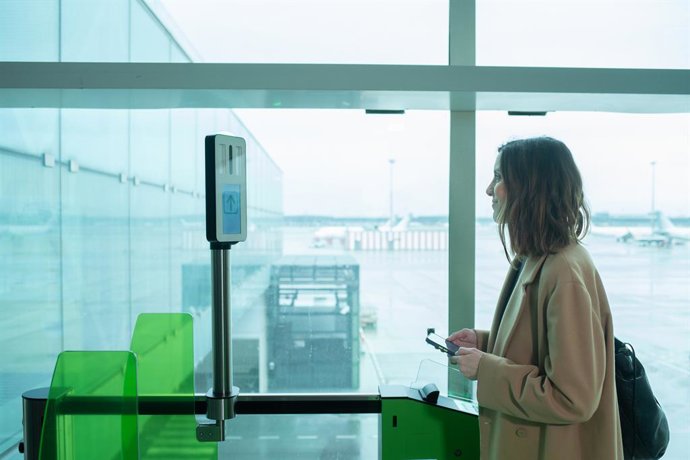 Archivo - Arquivo - Uma mulher testa o novo sistema de reconhecimento biométrico da Vueling no aeroporto El Prat, em 19 de janeiro de 2023, em El Prat de Llobregat, Barcelona, Catalunha, Espanha. A Vueling já introduziu o sistema de reconhecimento facial