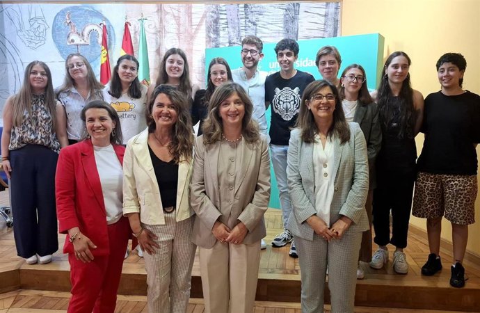 Representantes de la Universidad de León (ULE) y estudiantes durante la presentación del Programa Ralbar.