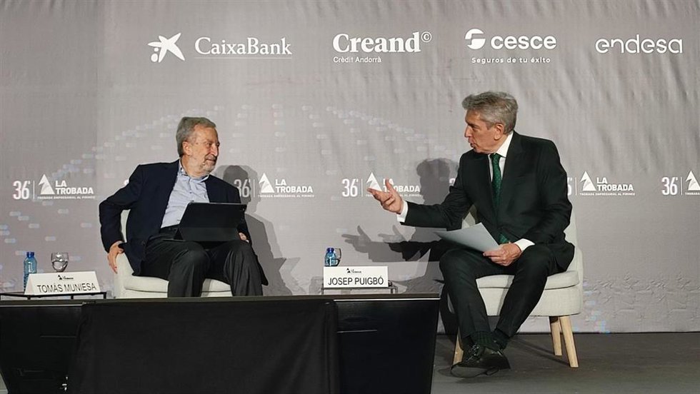 El presidente de CaixaBank, Tomás Muniesa, y el periodista Josep Puigbó.