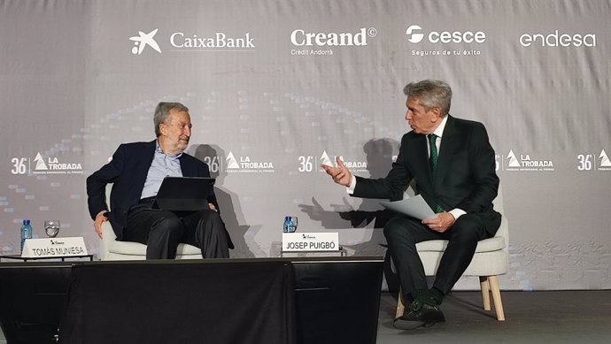 El presidente de CaixaBank, Tomás Muniesa, y el periodista Josep Puigbó.