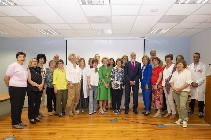 El consejero de Salud, Fernando Domínguez, junto a los profesionales jubilados en 2024