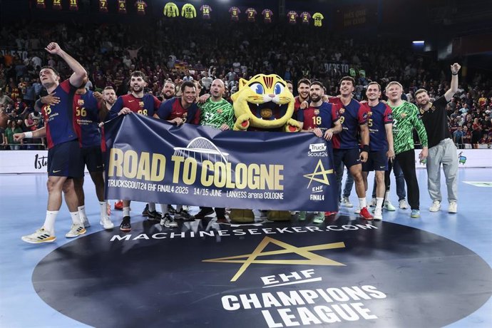 Archivo - El Barça de balonmano celebra el pase a la Final Four de la 'Champions' 2025, en el Palau Blaugrana