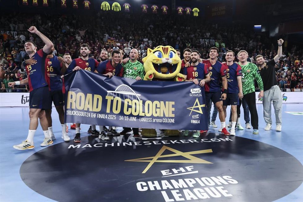 Archivo - El Bara de balonmano celebra el pase a la Final Four de la 'Champions' 2025, en el Palau Blaugrana