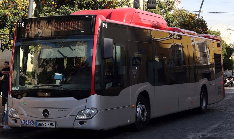 Archivo - Un autobús urbano de Jerez de la Frontera.