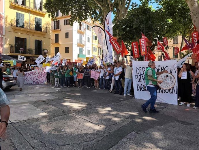 Archivo - Personal de la Fundación de Atención a la Dependencia reclaman frente a la Conselleria una equiparación salarial