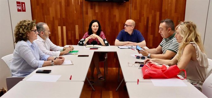 Rafi Crespín (fondo, izda.) en su reunión con los sindicatos.