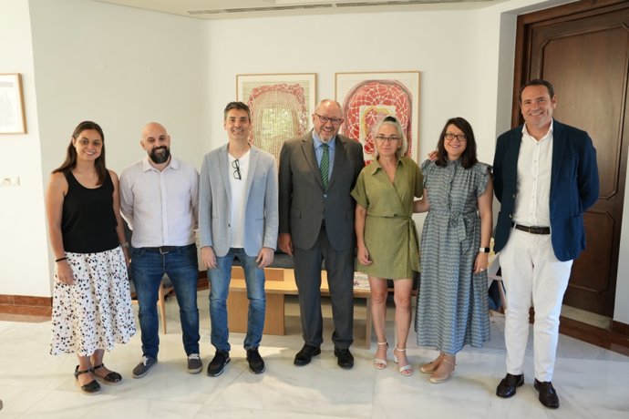 Eva Nogales junto al rector de la Universidad de Córdoba, Manuel Torralbo, el director general de Investigación, Feliciano Priego, y el equipo organizador del seminario.