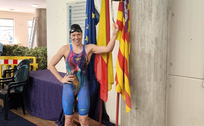 Estella Tonrath, récord de España en 200 espalda y mínima para el Mundial