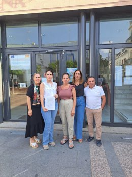 Ediles del PP tras presentar su escrito en el Ayuntamiento de Cantillana