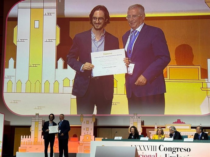 El urólogo del CHUF Guillermo Galdón recibe un premio por su investigación sobre técnicas de fertilidad masculina