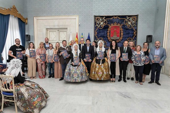 La revista 'Festa de Fogueres' de 2025 se erige como una "enciclopedia" de los 97 años de fiestas