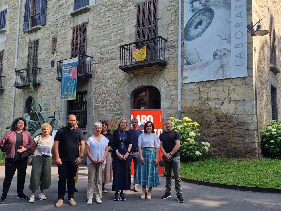 Representantes del Parlamento Vasco visitan el Museo Laboratorium de Bergara y el Museo Etnográfico de Zerain