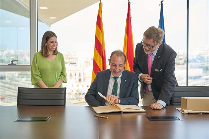 El conseller de Justicia y Calidad Democrática, Ramon Espadaler, visita el Puerto de Tarragona para reafirmar su compromiso con las medidas penales alternativas de Trabajo en Beneficio de la Comunidad