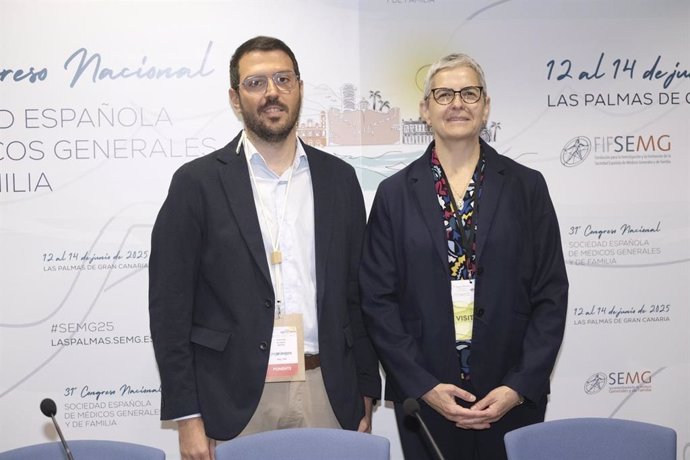 Participantes en la mesa debate 'Exposoma y Envases: disruptores endocrinos, seguridad química y el valor del vidrio', en el Congreso Nacional de la SEMG.