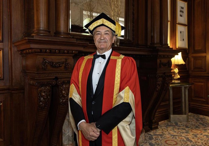 César Saldaña, con la vestimenta de caballero de la Gran Orden de los Caballeros del Vino en el Reino Unido