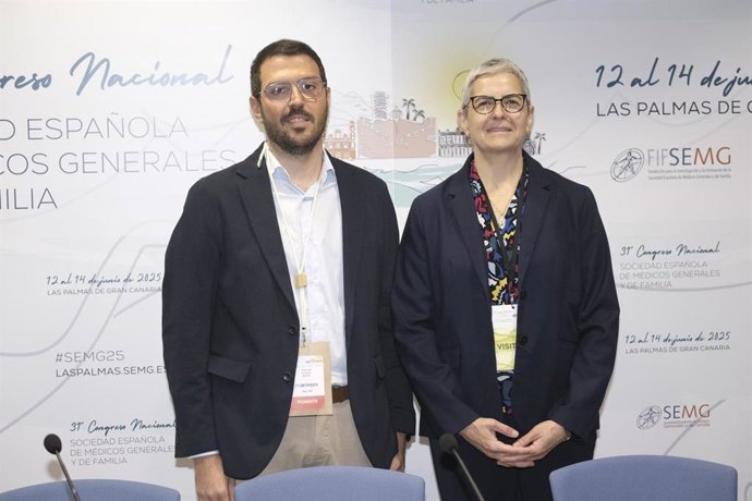 Participantes do painel de discussão 'Exposome and Packaging: endocrine disruptors, chemical safety and the value of glass', no Congresso Nacional da SEMG.