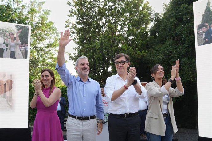 El presidente de la Generalitat y líder del PSC, Salvador Illa, en un acto en Barcelona junto al alcalde de Barcelona, Jaume Collboni, y las alcaldesas de Sabadell (Barcelona), Marta Farrés, y Reus (Tarragona), Sandra Guaita.