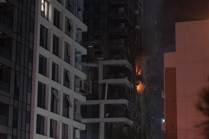Un bloque de apartamentos incendiado por el impacto de un misil iraní este viernes, en Tel Aviv. 