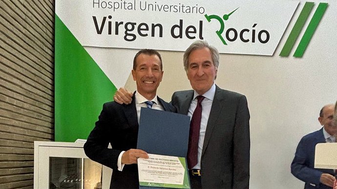 Roberto Sánchez, premiado por el Servicio de Dermatología del Hospital Virgen del Rocío de Sevilla en su 50 aniversario.