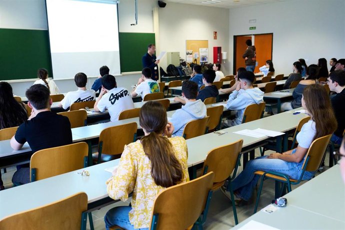 Alumnos durante la primera jornada de la PAU en Cantabria (UC).-ARCHIVO