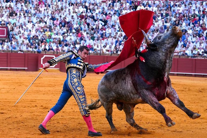 Archivo - El torero David Fandila "El Fandi" durante su faena en la Maestranza. Imagen de archivo. 