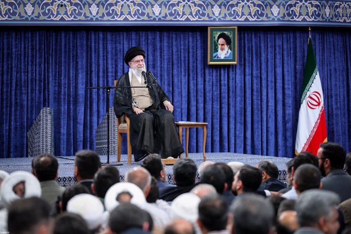 Archivo - 04 May 2025, Iran, Teheran: Iranian Supreme Leader Ayatollah Ali Khamenei speaks during a meeting. Photo: Iranian Supreme Leader's Office/ZUMA Press Wire/dpa