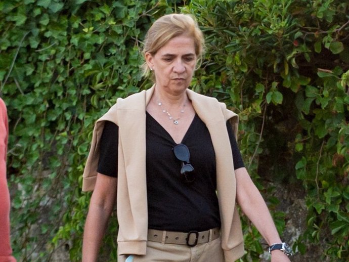 Archivo - La Infanta Cristina da un paseo a 16 de Agosto de 2024 en Bidart (Francia).