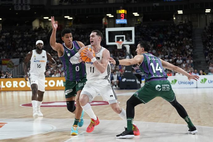 Mario Hezonja, do Real Madrid, em ação durante a partida de basquete da Liga Espanhola, semifinal da Liga ACB Endesa, disputada entre Real Madrid e Unicaja Baloncesto no pavilhão Movistar Arena em 13 de junho de 2025 em Madri, Espanha.