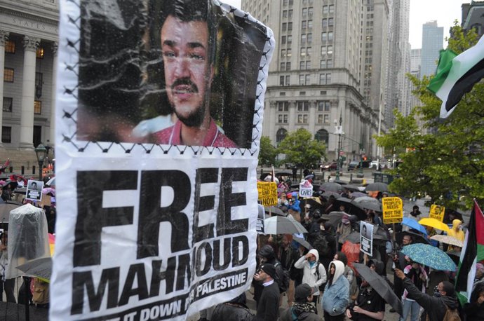 22 de maio de 2025, EUA, Nova York: Um manifestante pró-Palestina segura um cartaz de Mahmoud Khalil em um comício na Foley Square exigindo a libertação de Khalil. Manifestantes em Manhattan condenaram o governo Trump pela prisão e possível deportação de 