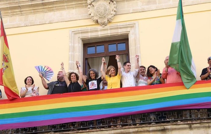 La alcaldesa, María José García-Pelayo, y la presidenta de Jerelesgay, Susana Domínguez, en el despliege en la fachada municipal de la Bandera Arcoiris.