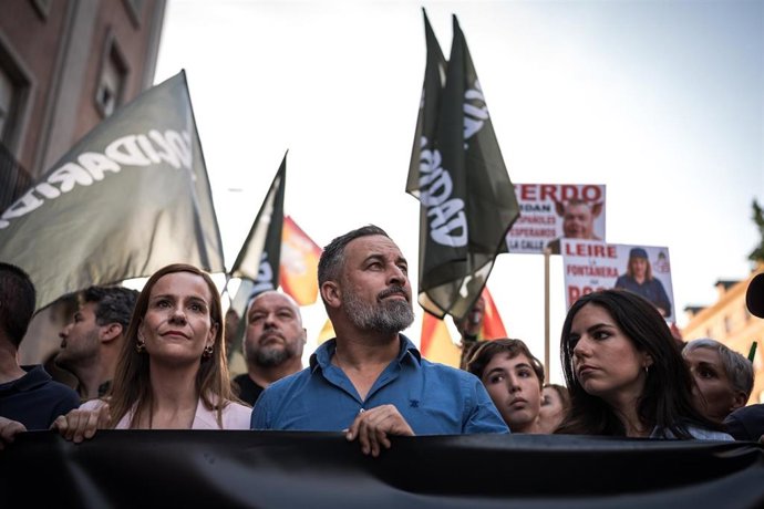 El presidente de Vox, Santiago Abascal (c) y la portavoz de Vox, Pepa Millán (d), durante una marcha para pedir la dimisión de Sánchez, desde el intercambiador de Moncloa hasta la calle de Ferraz, a 13 de junio de 2025, en Madrid (España).