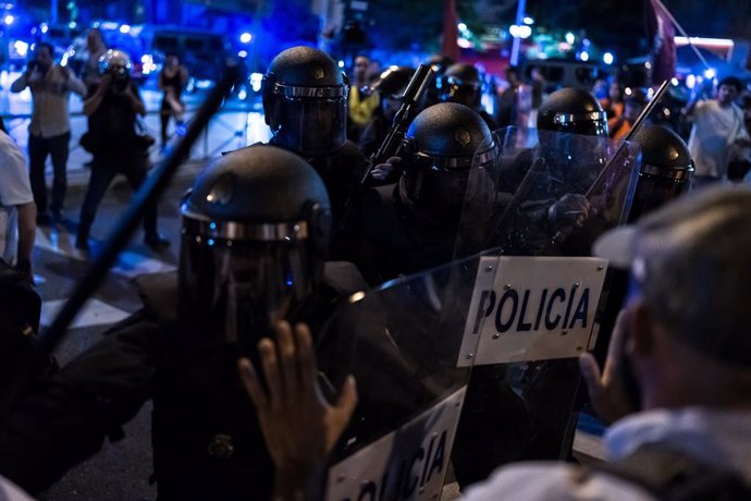 Varios agentes de la Policía Nacional cargan contra los manifestantes durante una marcha para pedir la dimisión de Sánchez, desde el intercambiador de Moncloa hasta la calle de Ferraz, a 13 de junio de 2025, en Madrid (España). Abascal suspendió ayer su a