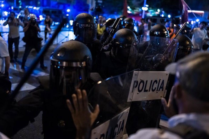 Vários policiais da Polícia Nacional atacam manifestantes durante uma marcha para exigir a renúncia de Sánchez, do trevo de Moncloa à rua Ferraz, em 13 de junho de 2025, em Madri, Espanha. Abascal suspendeu ontem sua campanha