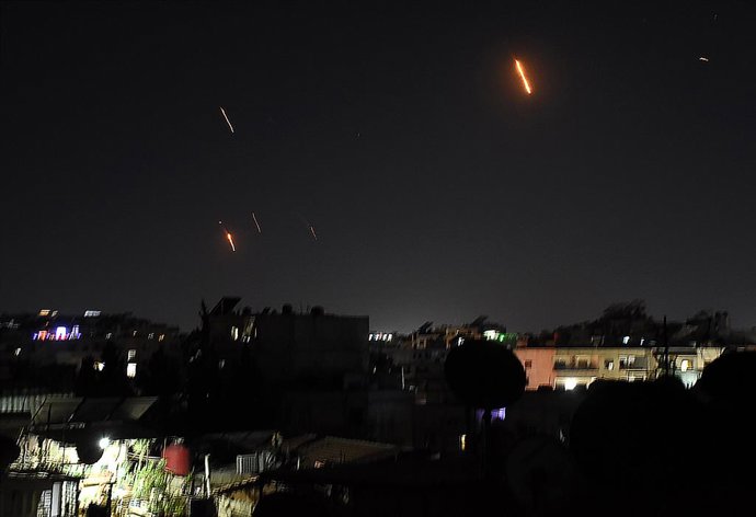 DAMASCUS, 13 de junho de 2025 -- Vestígios de mísseis iranianos em direção a Israel são vistos sobre Damasco, Síria, em 13 de junho de 2025. Dezenas de mísseis foram disparados do Irã contra Israel na noite de sexta-feira, de acordo com declarações emitid