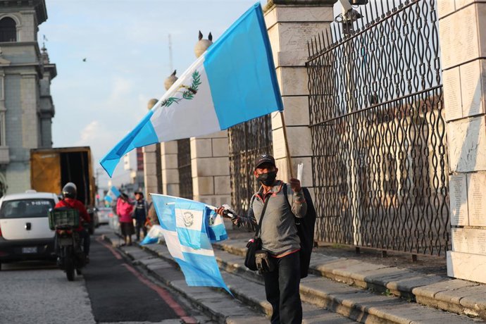 Archivo - (210915) -- CIDADE DA GUATEMALA, 15 de setembro de 2021 (Xinhua) -- Um homem vende bandeiras nacionais da Guatemala na Cidade da Guatemala, capital da Guatemala, em 14 de setembro de 2021. El Salvador, Guatemala, Honduras, Nicarágua e Costa Rica