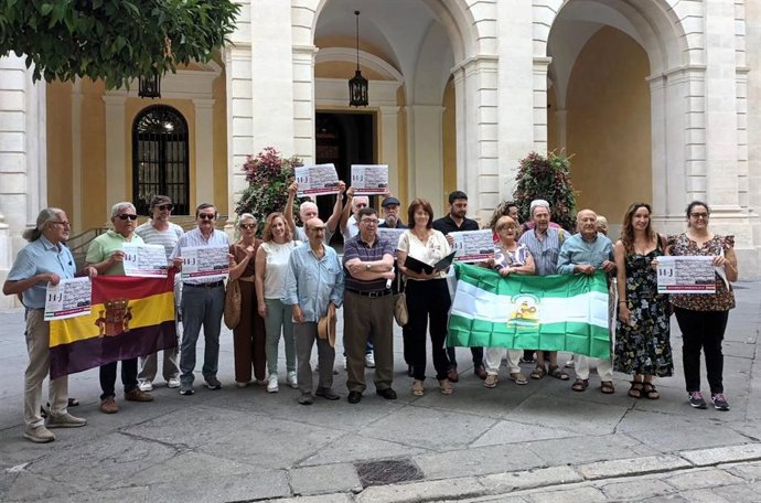 Presentación de la convocatoria de concentración ante el Ayuntamiento de Sevilla