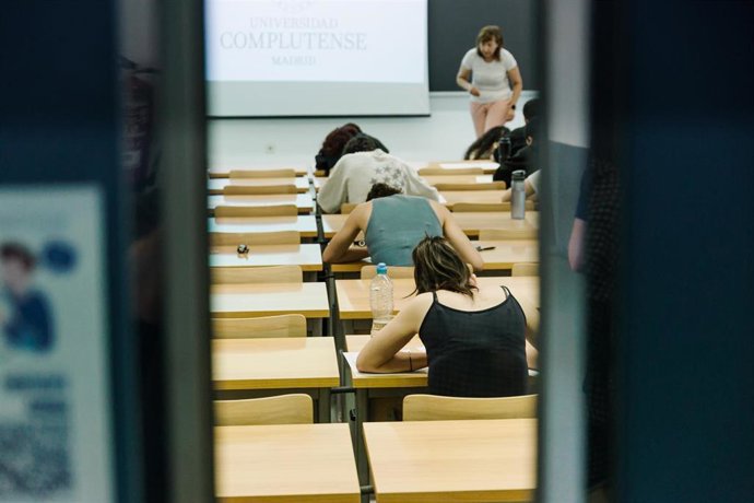 Alumnos durante examen,  a 3 de junio de 2025, en Madrid (España). 