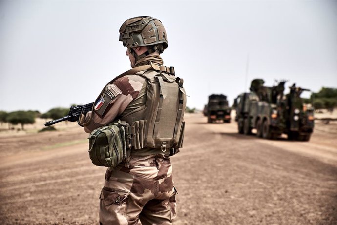 Archivo - September 3, 2021, Gao, Mali: A soldier watches the convoy's surroundings during a stop near a village on the road between Gao and Tessalit.