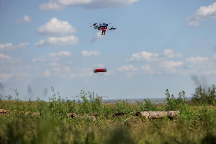 RÚSSIA, REPÚBLICA POPULAR DE LUGANSK - 22 DE MAIO DE 2025: Um drone FPV é visto em uma escola militar para operadores de UAV no Distrito Militar do Sul da Rússia