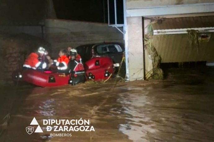 Bomberos de la Diputación de Zaragoza rescatan a ciudadanos con una balsa tras las inundaciones por las fuertes lluvias en Azuara y Letux.