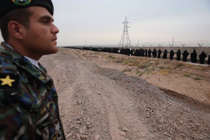 Archivo - November 18, 2012, Gom, , Iran: A group of students have gathered in front of the Fordow nuclear site in protest against the assassination of Iran's nuclear knowledge